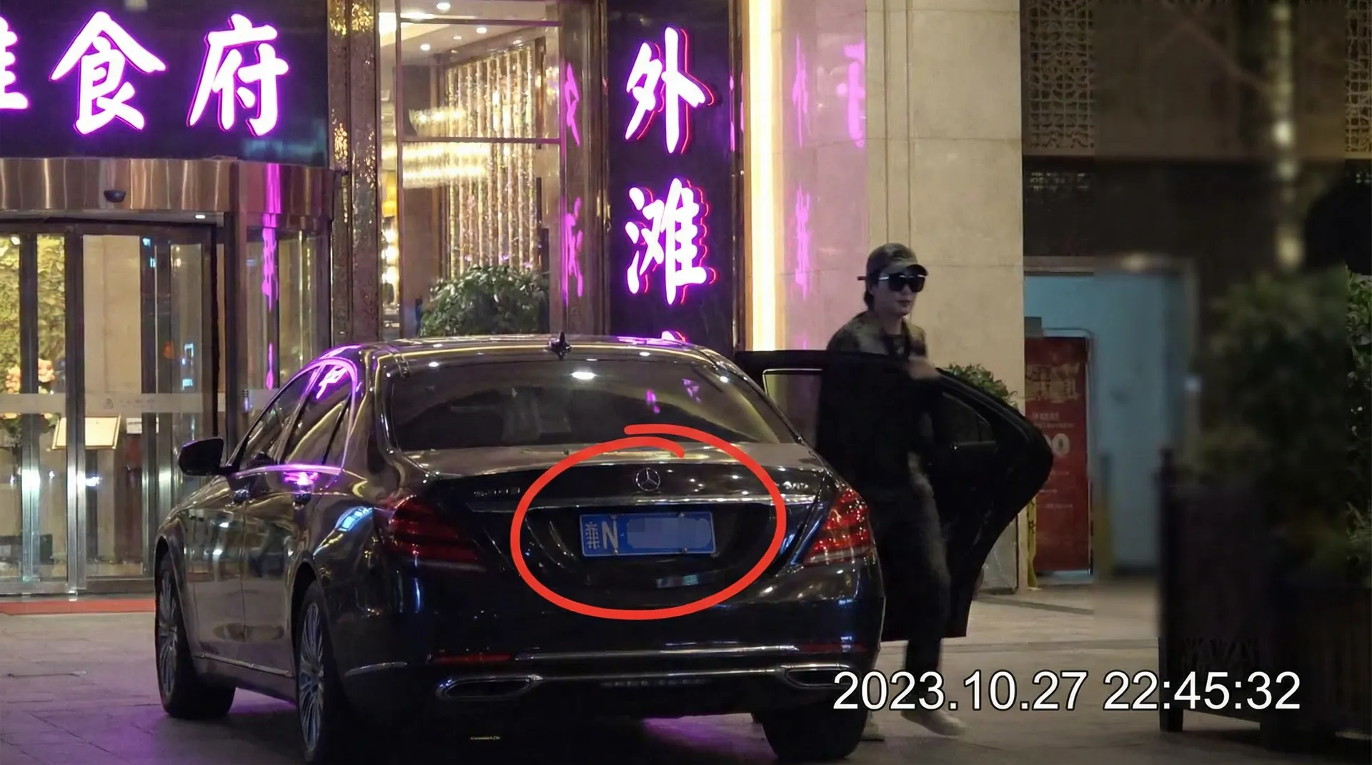 826贵宾会官网 - 豪车餐厅外偷拍